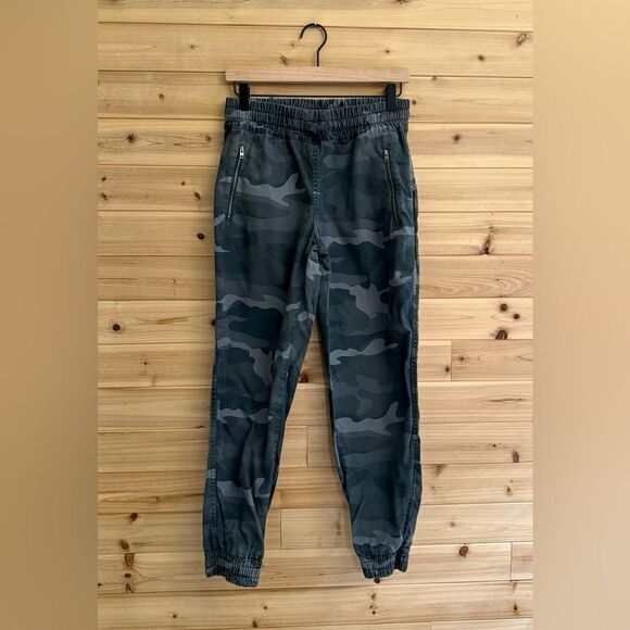 Tna Aritzia Size XSmall Dark Camo Camouflage Print Jogger Pants - Picture 1 of 12